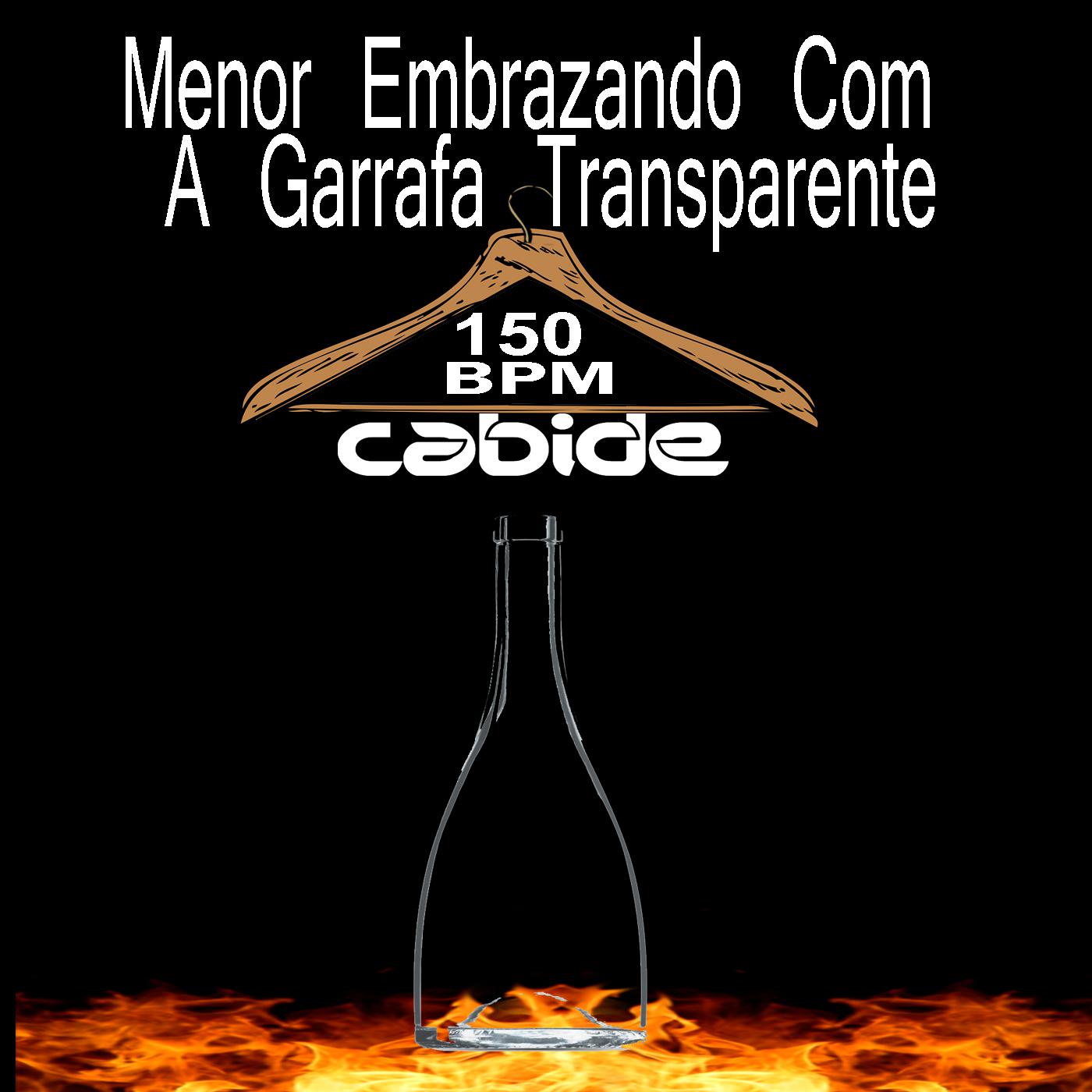 Menor Embrazando Com a Garrafa Transparente