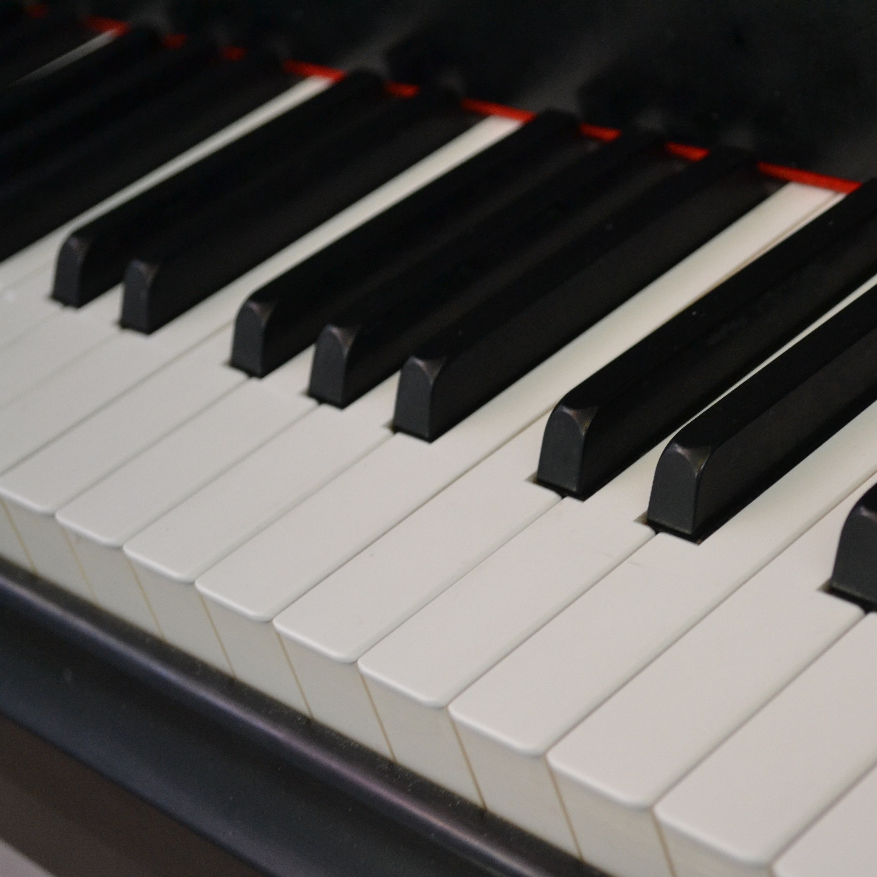 20 Beautiful Piano Melodies to Fall in Love and Relax with