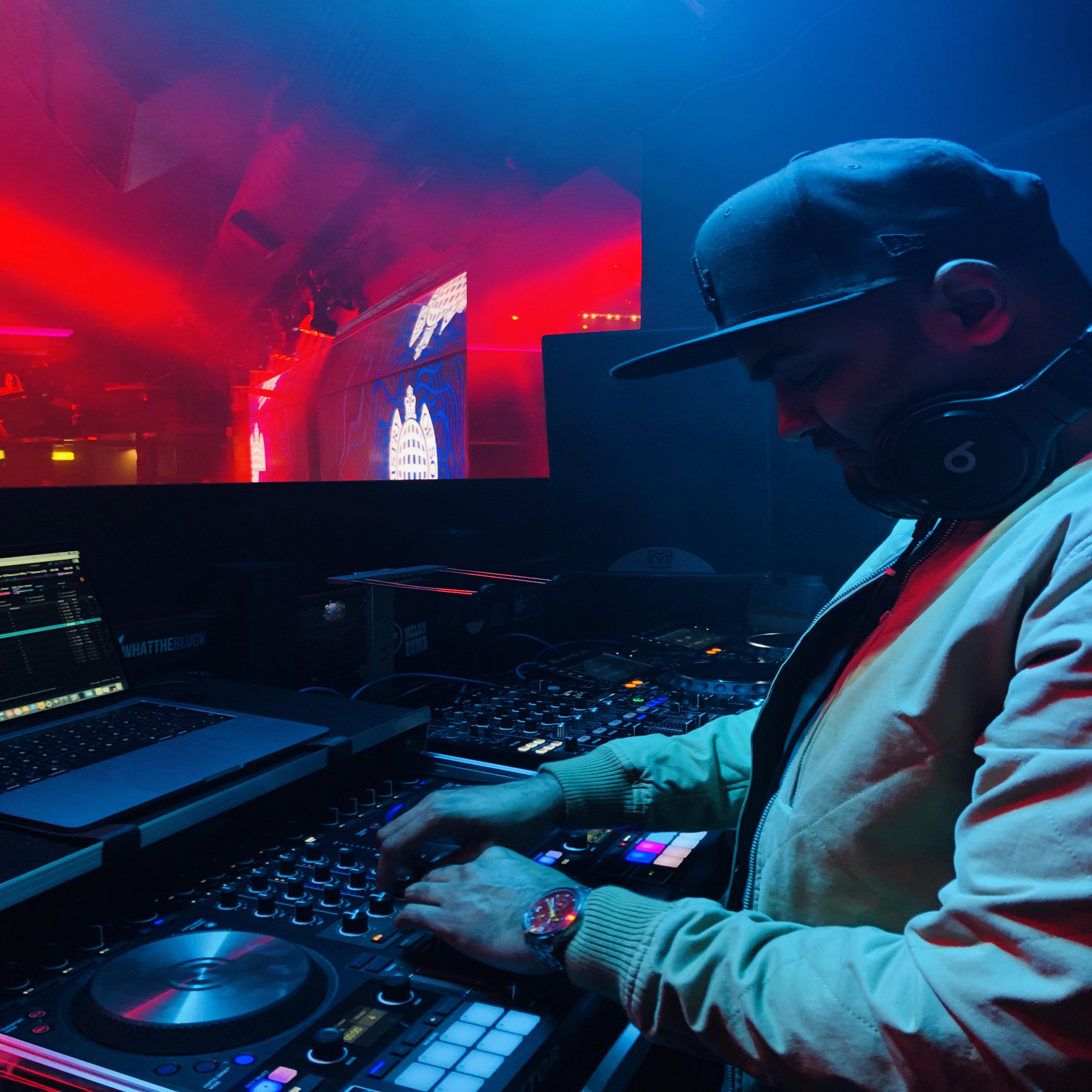 In The Mirror Club Tune